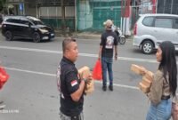 Relawan Makassar 76 saat Bagi bagi takjil