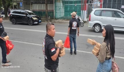 Relawan 76 Makassar Bagikan 200 Paket Takjil di Jalan Cendrawasih