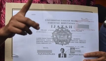 Tanpa Sensor, Salinan Ijazah Jokowi Jadi Objek Uji Keaslian
