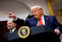 WASHINGTON, DC – 3 Maret 2025: Presiden AS Donald Trump didampingi Menteri Perdagangan Howard Lutnick menjawab pertanyaan wartawan di Gedung Putih. Trump mengumumkan rencana investasi TSMC senilai US$100 miliar di Amerika Serikat. (Foto: Andrew Harnik/Getty Images)