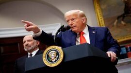 WASHINGTON, DC – 3 Maret 2025: Presiden AS Donald Trump didampingi Menteri Perdagangan Howard Lutnick menjawab pertanyaan wartawan di Gedung Putih. Trump mengumumkan rencana investasi TSMC senilai US$100 miliar di Amerika Serikat. (Foto: Andrew Harnik/Getty Images)