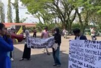 Mahasiswa yang tergabung dalam Pengurus Cabang Pergerakan Mahasiswa Islam Indonesia (PC PMII) Sinjai menggelar aksi demonstrasi di depan Mapolres Sinjai, Selasa (10/3/2026).