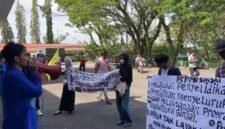 Mahasiswa yang tergabung dalam Pengurus Cabang Pergerakan Mahasiswa Islam Indonesia (PC PMII) Sinjai menggelar aksi demonstrasi di depan Mapolres Sinjai, Selasa (10/3/2026).