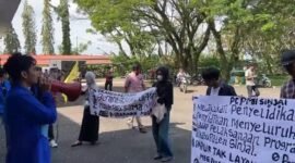 Mahasiswa yang tergabung dalam Pengurus Cabang Pergerakan Mahasiswa Islam Indonesia (PC PMII) Sinjai menggelar aksi demonstrasi di depan Mapolres Sinjai, Selasa (10/3/2026).