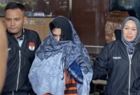 Bupati Pekalongan, Fadia Arafiq, yang menjadi tersangka kasus korupsi pengadaan tenaga outsourcing di lingkungan Pemerintah Kabupaten Pekalongan, saat berada di Gedung KPK