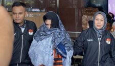 Bupati Pekalongan, Fadia Arafiq, yang menjadi tersangka kasus korupsi pengadaan tenaga outsourcing di lingkungan Pemerintah Kabupaten Pekalongan, saat berada di Gedung KPK