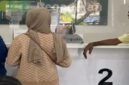Korban berinisial TA saat mendatangi kantor PT Pegadaian Cabang UPC Bitoa, Jalan Borong Raya, Makassar, guna meminta klarifikasi terkait emas jaminannya yang telah ditebus oleh pihak lain, meskipun surat gadai sebelumnya telah dilaporkan hilang.