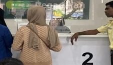 Korban berinisial TA saat mendatangi kantor PT Pegadaian Cabang UPC Bitoa, Jalan Borong Raya, Makassar, guna meminta klarifikasi terkait emas jaminannya yang telah ditebus oleh pihak lain, meskipun surat gadai sebelumnya telah dilaporkan hilang.