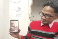 Kuasa hukum media online BomWaktu.com, Arryawangsyah, menunjukkan rekaman video yang menjadi dasar pemberitaan mengenai dugaan sejumlah anggota DPRD bernyanyi dan berjoget di sebuah kafe.