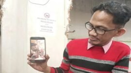 Kuasa hukum media online BomWaktu.com, Arryawangsyah, menunjukkan rekaman video yang menjadi dasar pemberitaan mengenai dugaan sejumlah anggota DPRD bernyanyi dan berjoget di sebuah kafe.