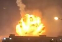 Ledakan besar membumbung tinggi di Israel. Kobaran api disertai asap tebal terlihat menjulang dari kejauhan di atas kawasan permukiman, memicu kepanikan warga di sekitar lokasi kejadian.