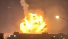 Ledakan besar membumbung tinggi di Israel. Kobaran api disertai asap tebal terlihat menjulang dari kejauhan di atas kawasan permukiman, memicu kepanikan warga di sekitar lokasi kejadian.