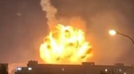 Ledakan besar membumbung tinggi di Israel. Kobaran api disertai asap tebal terlihat menjulang dari kejauhan di atas kawasan permukiman, memicu kepanikan warga di sekitar lokasi kejadian.