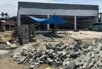 Proses pembangunan ritel modern di Desa Bungadidi, Kecamatan Tanalili, Kabupaten Luwu Utara. Proyek tersebut menuai penolakan warga karena diduga belum mengantongi izin dan tetap berlanjut meski rekomendasi dari pemerintah desa telah dicabut.