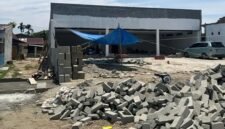 Proses pembangunan ritel modern di Desa Bungadidi, Kecamatan Tanalili, Kabupaten Luwu Utara. Proyek tersebut menuai penolakan warga karena diduga belum mengantongi izin dan tetap berlanjut meski rekomendasi dari pemerintah desa telah dicabut.