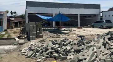 Proses pembangunan ritel modern di Desa Bungadidi, Kecamatan Tanalili, Kabupaten Luwu Utara. Proyek tersebut menuai penolakan warga karena diduga belum mengantongi izin dan tetap berlanjut meski rekomendasi dari pemerintah desa telah dicabut.