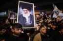 Sejumlah warga Iran membawa poster bergambar Ali Khamenei sebagai bentuk dukungan sekaligus duka atas kabar meninggalnya pemimpin tertinggi Iran (Foto AFP/Ahmad Al-Rubaye)