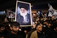 Sejumlah warga Iran membawa poster bergambar Ali Khamenei sebagai bentuk dukungan sekaligus duka atas kabar meninggalnya pemimpin tertinggi Iran (Foto AFP/Ahmad Al-Rubaye)
