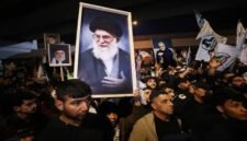 Sejumlah warga Iran membawa poster bergambar Ali Khamenei sebagai bentuk dukungan sekaligus duka atas kabar meninggalnya pemimpin tertinggi Iran (Foto AFP/Ahmad Al-Rubaye)