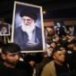 Sejumlah warga Iran membawa poster bergambar Ali Khamenei sebagai bentuk dukungan sekaligus duka atas kabar meninggalnya pemimpin tertinggi Iran (Foto AFP/Ahmad Al-Rubaye)