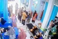 Suasana ruang perawatan di salah satu fasilitas kesehatan di Kecamatan Camba, Kabupaten Maros, saat sejumlah siswa SMP Negeri 3 Camba mendapatkan penanganan medis setelah diduga mengalami keracunan makanan usai mengikuti kegiatan buka puasa bersama (bukber).