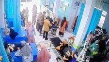 Suasana ruang perawatan di salah satu fasilitas kesehatan di Kecamatan Camba, Kabupaten Maros, saat sejumlah siswa SMP Negeri 3 Camba mendapatkan penanganan medis setelah diduga mengalami keracunan makanan usai mengikuti kegiatan buka puasa bersama (bukber).