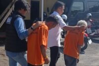 Kedua pelaku saat digelandang petugas kepolisian di Mapolres Bulukumba.