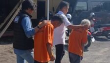 Kedua pelaku saat digelandang petugas kepolisian di Mapolres Bulukumba.