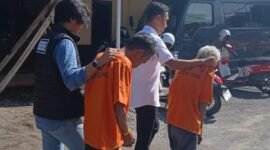 Kedua pelaku saat digelandang petugas kepolisian di Mapolres Bulukumba.