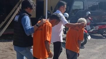 Kedua pelaku saat digelandang petugas kepolisian di Mapolres Bulukumba.