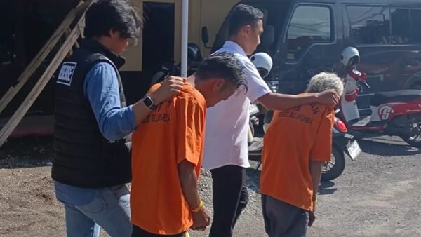 Kedua pelaku saat digelandang petugas kepolisian di Mapolres Bulukumba.