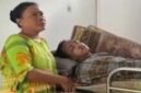 Keluarga korban mendampingi Rian di rumah sakit setelah tidak mendapat penanganan di Puskesmas Rarowatu saat kondisi darurat. (Ist)