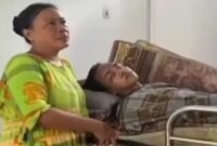 Keluarga korban mendampingi Rian di rumah sakit setelah tidak mendapat penanganan di Puskesmas Rarowatu saat kondisi darurat. (Ist)