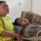 Keluarga korban mendampingi Rian di rumah sakit setelah tidak mendapat penanganan di Puskesmas Rarowatu saat kondisi darurat. (Ist)