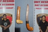 Dua pelaku pemerasan bersenjata badik di SPBU Wala, Kabupaten Sidrap, berhasil diamankan polisi bersama barang bukti berupa sebilah badik. (Foto kolase)
