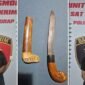 Dua pelaku pemerasan bersenjata badik di SPBU Wala, Kabupaten Sidrap, berhasil diamankan polisi bersama barang bukti berupa sebilah badik. (Foto kolase)