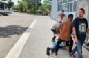 Tangkapan layar rekaman video yang memperlihatkan detik-detik mencekam saat seorang mahasiswa diduga dipukul dan diseret oleh oknum petugas di Lapas Narkotika Kelas IIA Sungguminasa (Bollangi) di tengah kericuhan aksi unjuk rasa, Senin (25/5/2026).