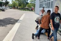 Tangkapan layar rekaman video yang memperlihatkan detik-detik mencekam saat seorang mahasiswa diduga dipukul dan diseret oleh oknum petugas di Lapas Narkotika Kelas IIA Sungguminasa (Bollangi) di tengah kericuhan aksi unjuk rasa, Senin (25/5/2026).