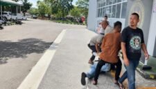 Tangkapan layar rekaman video yang memperlihatkan detik-detik mencekam saat seorang mahasiswa diduga dipukul dan diseret oleh oknum petugas di Lapas Narkotika Kelas IIA Sungguminasa (Bollangi) di tengah kericuhan aksi unjuk rasa, Senin (25/5/2026).