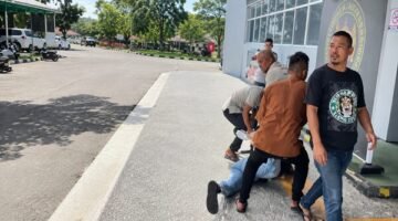 Tangkapan layar rekaman video yang memperlihatkan detik-detik mencekam saat seorang mahasiswa diduga dipukul dan diseret oleh oknum petugas di Lapas Narkotika Kelas IIA Sungguminasa (Bollangi) di tengah kericuhan aksi unjuk rasa, Senin (25/5/2026).