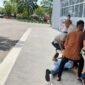 Tangkapan layar rekaman video yang memperlihatkan detik-detik mencekam saat seorang mahasiswa diduga dipukul dan diseret oleh oknum petugas di Lapas Narkotika Kelas IIA Sungguminasa (Bollangi) di tengah kericuhan aksi unjuk rasa, Senin (25/5/2026).