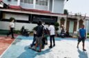 Tangkapan layar rekaman video yang memperlihatkan detik-detik mencekam saat seorang mahasiswa diduga dipukul dan diseret oleh oknum petugas di Lapas Narkotika Kelas IIA Sungguminasa (Bollangi) saat aksi unjuk rasa berlangsung ricuh.