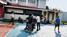 Tangkapan layar rekaman video yang memperlihatkan detik-detik mencekam saat seorang mahasiswa diduga dipukul dan diseret oleh oknum petugas di Lapas Narkotika Kelas IIA Sungguminasa (Bollangi) saat aksi unjuk rasa berlangsung ricuh.