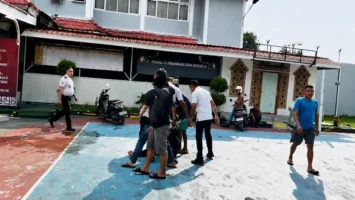 Tangkapan layar rekaman video yang memperlihatkan detik-detik mencekam saat seorang mahasiswa diduga dipukul dan diseret oleh oknum petugas di Lapas Narkotika Kelas IIA Sungguminasa (Bollangi) saat aksi unjuk rasa berlangsung ricuh.