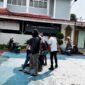Tangkapan layar rekaman video yang memperlihatkan detik-detik mencekam saat seorang mahasiswa diduga dipukul dan diseret oleh oknum petugas di Lapas Narkotika Kelas IIA Sungguminasa (Bollangi) saat aksi unjuk rasa berlangsung ricuh.
