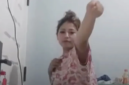 Tangkapan layar video viral memperlihatkan seorang wanita saat melakukan siaran langsung di TikTok yang diduga berasal dari Kabupaten Sidrap, Sulawesi Selatan.
