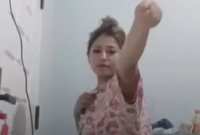 Tangkapan layar video viral memperlihatkan seorang wanita saat melakukan siaran langsung di TikTok yang diduga berasal dari Kabupaten Sidrap, Sulawesi Selatan.