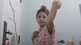 Tangkapan layar video viral memperlihatkan seorang wanita saat melakukan siaran langsung di TikTok yang diduga berasal dari Kabupaten Sidrap, Sulawesi Selatan.