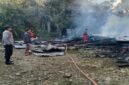 Dua unit rumah panggung di Dusun Manyili, Desa Pallimae, Kecamatan Sabbangparu, Kabupaten Wajo