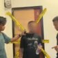 Terduga EB saat berada di kamar hotel di Jalan Sungai Saddang, Makassar, lokasi ditemukannya MH (40), perempuan asal Kepulauan Selayar, yang meninggal dunia.